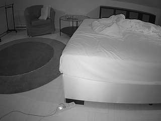 voyeurcam-julmodels-whitebed-6