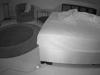 voyeurcam-julmodels-whitebed-6
