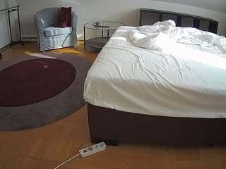 voyeurcam-julmodels-whitebed-6
