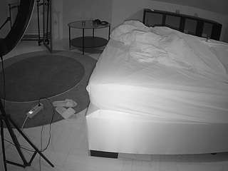 voyeurcam-julmodels-whitebed-6