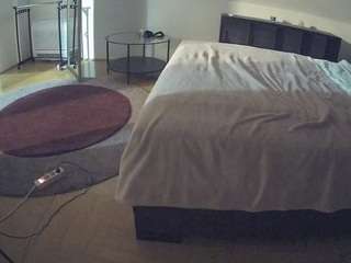 voyeurcam-julmodels-whitebed-6