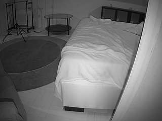 voyeurcam-julmodels-whitebed-6