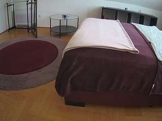 voyeurcam-julmodels-whitebed-6