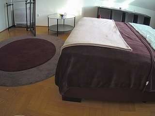 voyeurcam-julmodels-whitebed-6