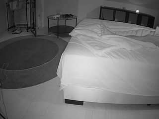 voyeurcam-julmodels-whitebed-6