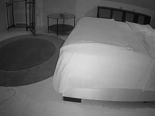 voyeurcam-julmodels-whitebed-6