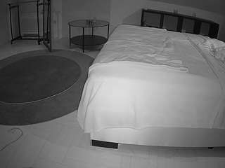 voyeurcam-julmodels-whitebed-6