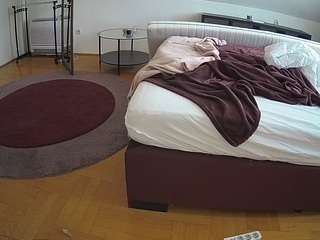 voyeurcam-julmodels-whitebed-6