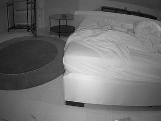 voyeurcam-julmodels-whitebed-6
