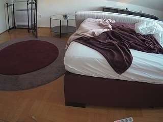 voyeurcam-julmodels-whitebed-6