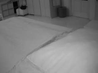 Oyeur House camsoda voyeurcam-julmodels-bed-1