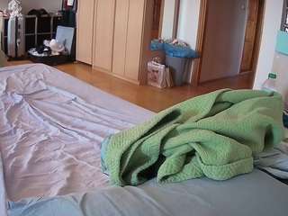 Voyeru House camsoda voyeurcam-julmodels-bed-1