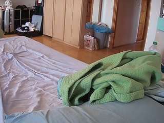 Voyeuer House camsoda voyeurcam-julmodels-bed-1