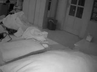 Vojeur House camsoda voyeurcam-julmodels-bed-1