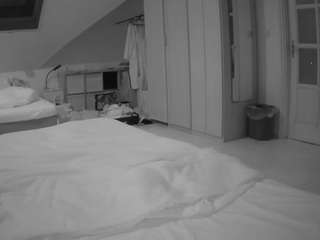 voyeurcam-julmodels-bed-1