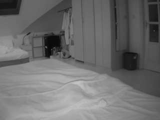 voyeurcam-julmodels-bed-1