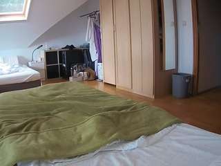 voyeurcam-julmodels-bed-1