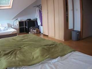 voyeurcam-julmodels-bed-1