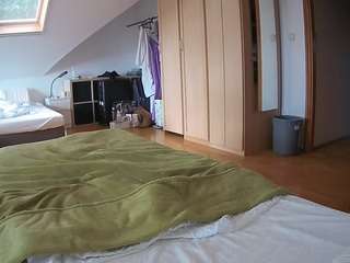 voyeurcam-julmodels-bed-1