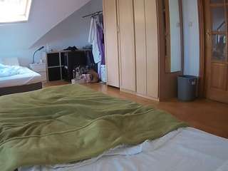 voyeurcam-julmodels-bed-1