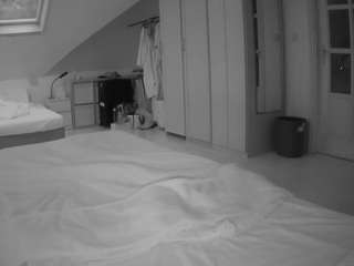 voyeurcam-julmodels-bed-1