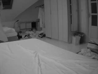 voyeurcam-julmodels-bed-1