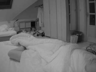 voyeurcam-julmodels-bed-1