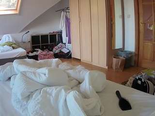 voyeurcam-julmodels-bed-1