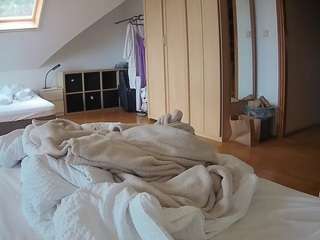 voyeurcam-julmodels-bed-1