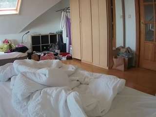 voyeurcam-julmodels-bed-1