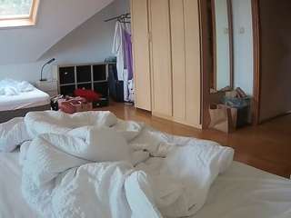 voyeurcam-julmodels-bed-1