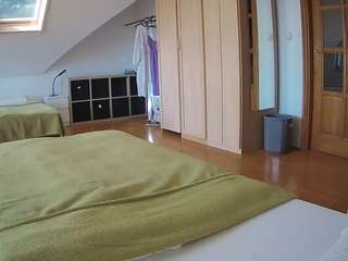 voyeurcam-julmodels-bed-1