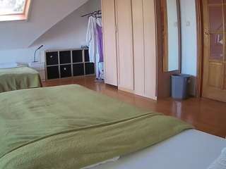 voyeurcam-julmodels-bed-1
