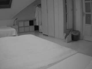 voyeurcam-julmodels-bed-1