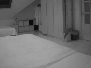 voyeurcam-julmodels-bed-1