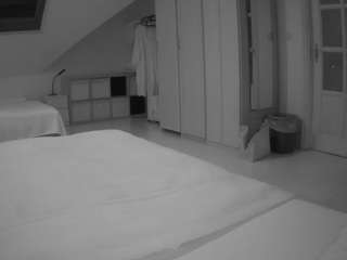 voyeurcam-julmodels-bed-1