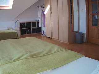 voyeurcam-julmodels-bed-1
