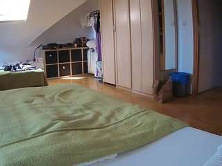voyeurcam-julmodels-bed-1