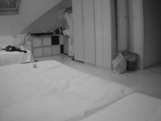 voyeurcam-julmodels-bed-1
