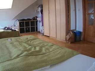 voyeurcam-julmodels-bed-1