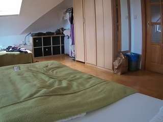 voyeurcam-julmodels-bed-1