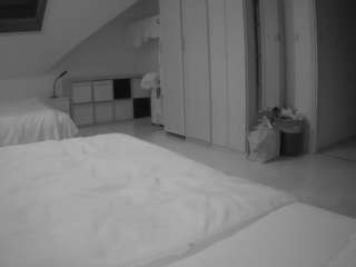 voyeurcam-julmodels-bed-1