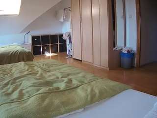 voyeurcam-julmodels-bed-1