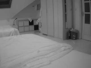 voyeurcam-julmodels-bed-1