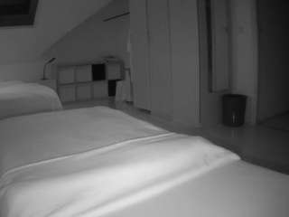 voyeurcam-julmodels-bed-1