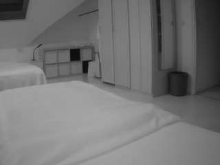 voyeurcam-julmodels-bed-1
