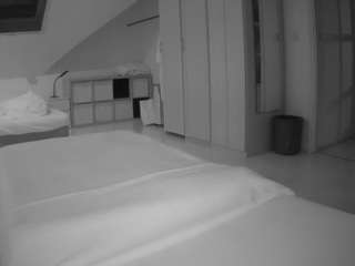 voyeurcam-julmodels-bed-1