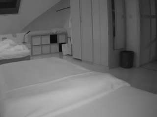 voyeurcam-julmodels-bed-1