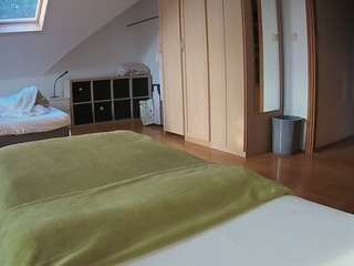 voyeurcam-julmodels-bed-1