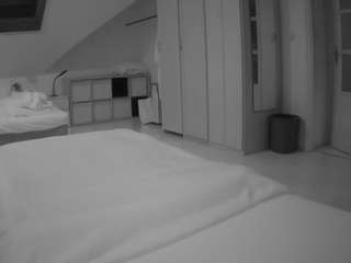 voyeurcam-julmodels-bed-1